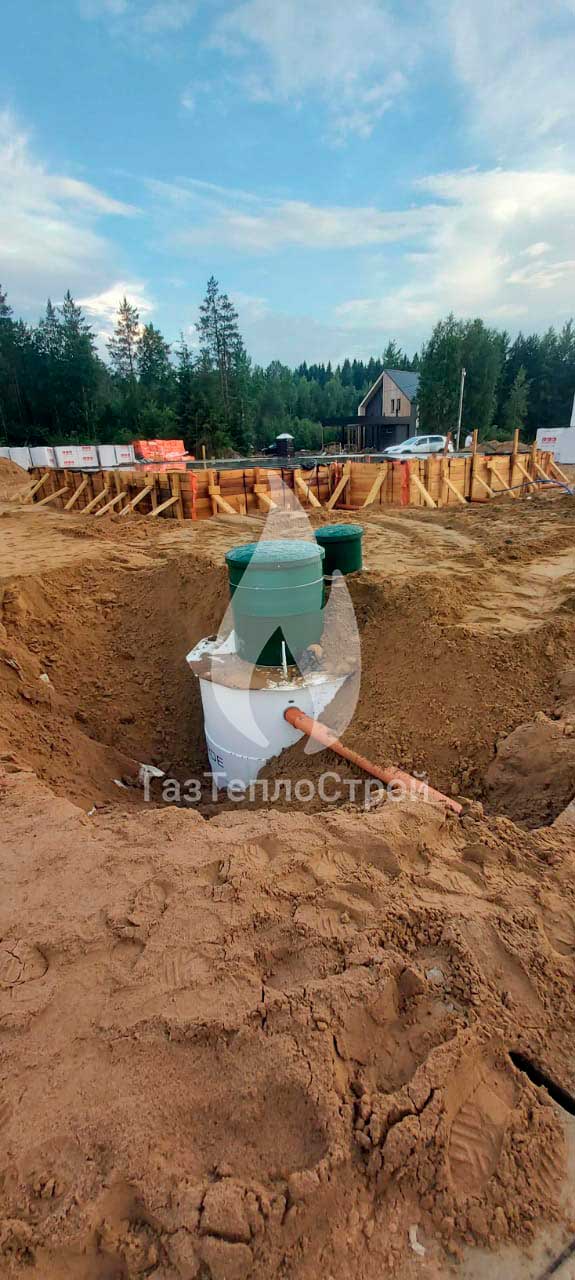 Фото вмонтированного септика